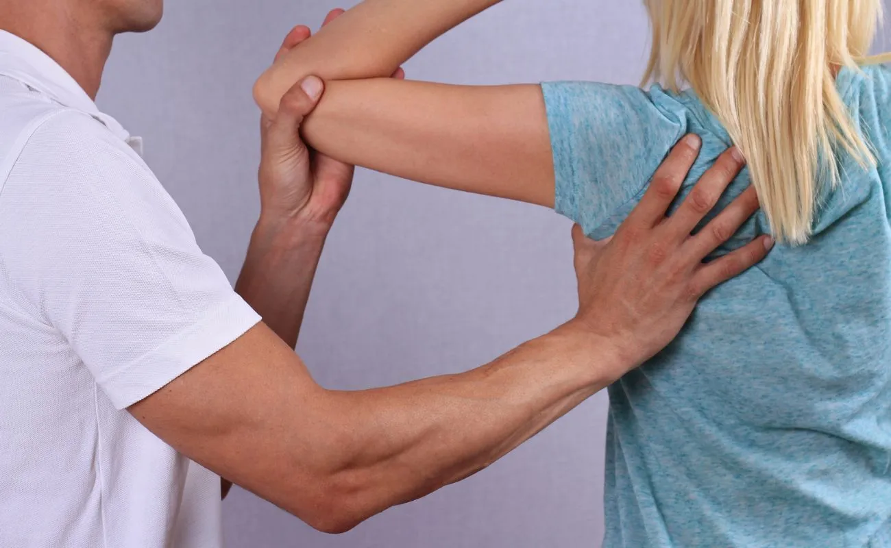 Emicrania: perché consultare un osteopata per emicrania a Latina — l’approccio di Giamaica Rossetto D.O.