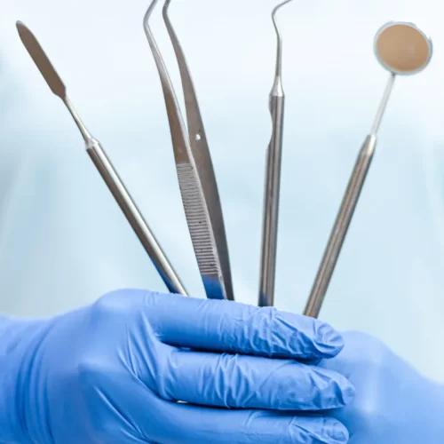 Implantologia dentale a Modena: guida pratica per scegliere il percorso giusto